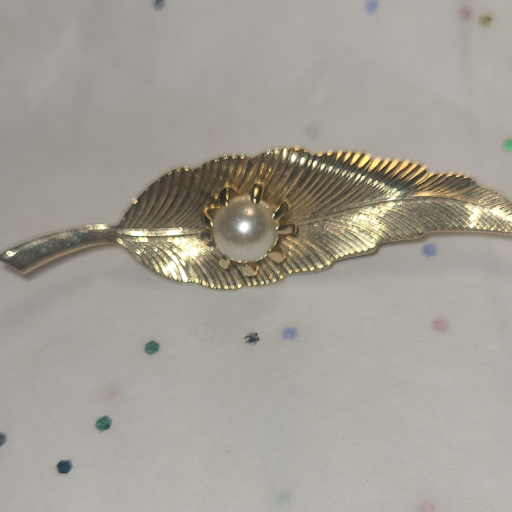 Elegant Gold Toned Leaf Brooch with Faux Pearl Accent